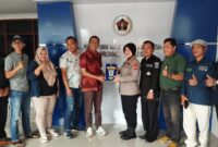 Labil Humas Polda Lampung memberikan Candra mata kepada ketua PWI Lampung Wirahadikusumah ( dok PWI Lampung).