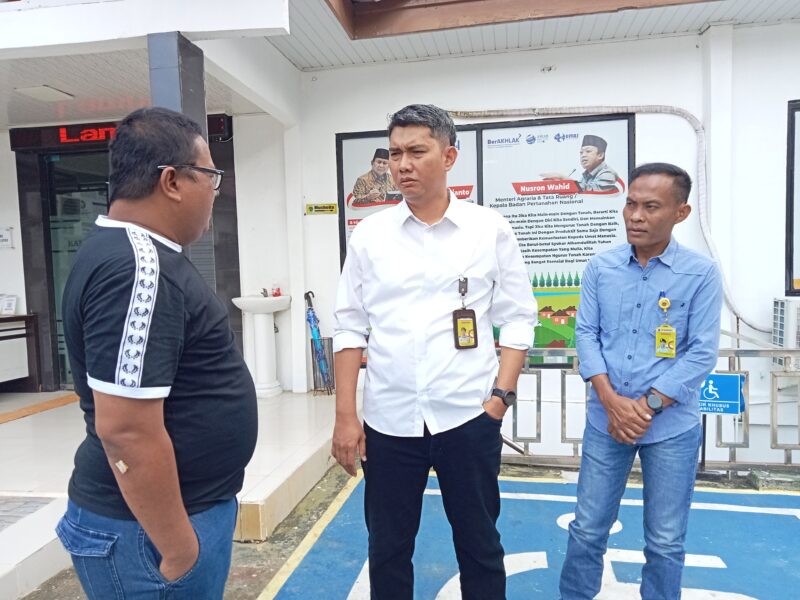 Kepala Kantor Pertanahan Lampung Selatan Seto Apriyadi, tengah diwawancarai terkait mafia tanah. Foto: Juwantoro