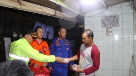 anggota Polda Lampung Memberikan bantuam korban terdampak banjir { poto Humas Polda Lampung}