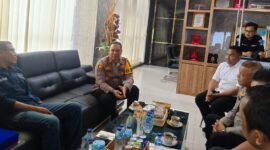 Poto: Ketua PWI Lampung Wirahadikusumah dan jajaran berbincang hangat dengan  Kapolresta Bandar Lampung Kombes Pol Alfret Jacob Tilukay ( Dok PWI Lampung).