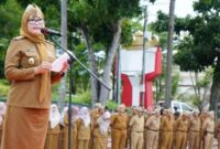 Pj Sekda Lampung Selatan Dra. Intji Indriati, M.H.,  saat memimpin Apel rutin yang di laksanakan Pemkab Lamsel ( dok humas Pemkab Lamsel).