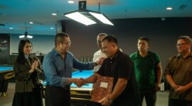 Poto: Ketua Umum POBSi, Hary Tanoesoedibjo menyerahkan SK kepengurusan Pengurus Provinsi POBSI Lampung periode 2024-2029 kepada Taufan Aditya Irana, 