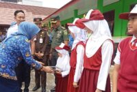 Siswi SD.N 1 Wayurqng menerima makanan bergizi dan gratis dari Pemerintah Pusat yang diserahkan Pj Sekda Lamsel Intji Indrianti 
(poto Juwantoro).