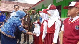 Siswi SD.N 1 Wayurqng menerima makanan bergizi dan gratis dari Pemerintah Pusat yang diserahkan Pj Sekda Lamsel Intji Indrianti 
(poto Juwantoro).