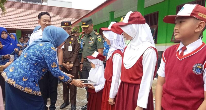 Siswi SD.N 1 Wayurqng menerima makanan bergizi dan gratis dari Pemerintah Pusat yang diserahkan Pj Sekda Lamsel Intji Indrianti 
(poto Juwantoro).