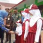 Siswi SD.N 1 Wayurqng menerima makanan bergizi dan gratis dari Pemerintah Pusat yang diserahkan Pj Sekda Lamsel Intji Indrianti 
(poto Juwantoro).