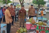 Wabup Lamsel Syaiful Anwar, sapa pedagang di Rest Area Masjid Agung Kalianda, usai salat Jumat, 21 Februari 2025. (Foto.Juwantoro)