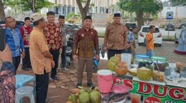 Wabup Lamsel Syaiful Anwar, sapa pedagang di Rest Area Masjid Agung Kalianda, usai salat Jumat, 21 Februari 2025. (Foto.Juwantoro)