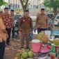 Wabup Lamsel Syaiful Anwar, sapa pedagang di Rest Area Masjid Agung Kalianda, usai salat Jumat, 21 Februari 2025. (Foto.Juwantoro)