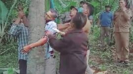 Aparat dan warga melepaskan tali yangdi gunakan korban untuk gantung diri, selanjutnya korban di bawa kerumah sakit terdrkat 
(poto Asef).