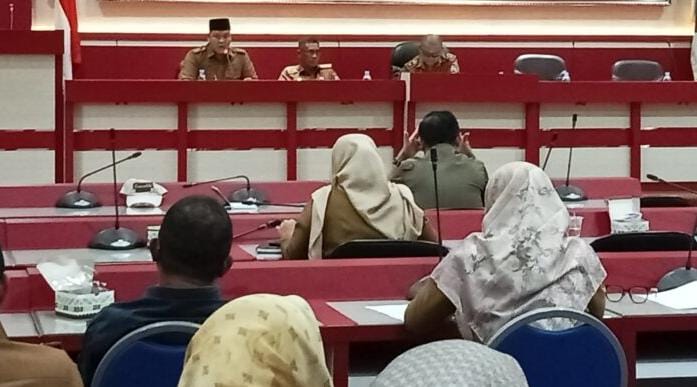 Staf Ahli Bupati Lampung Selatan Bidang Pemerintahan, Hukum dan Politik (PHP) Anton Carmana, pimpin rapat persiapan safari Ramadhan 2025, Selasa, 25 Februari 2025, di Aula Rajabasa Kantor Bupati Lamsel. (Foto.Juwantoro)