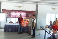 Project Manager Sprint Nanang Priyana,  menyerahkan bantuan lifjaket dan pelampung kepada perwakilan Destana, Kamis, 6 Februari 2025, dalam kegiatan workshop. (Foto.Juwantoro)