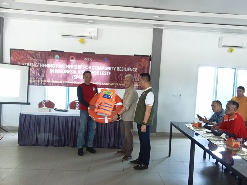 Project Manager Sprint Nanang Priyana,  menyerahkan bantuan lifjaket dan pelampung kepada perwakilan Destana, Kamis, 6 Februari 2025, dalam kegiatan workshop. (Foto.Juwantoro)