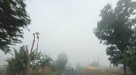 Kabut tebal selimuti Kalianda dan jarak pandang pun terbatas di Jalinsum Kalianda, Rabu, 12 Februari 2025. (Foto.Juwantoro)