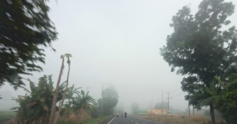 Kabut tebal selimuti Kalianda dan jarak pandang pun terbatas di Jalinsum Kalianda, Rabu, 12 Februari 2025. (Foto.Juwantoro)