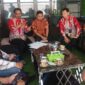 Kasi Pertanahan Kantor Pertanahan Lampung Selatan Selamet, tengah memberikan penjelasan terkait persoalan tanah. (Foto.Juwantoro)