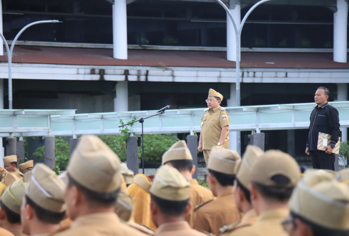 Wakil Bupati Pesisir Barat saat memimpin apel perdana usai dilantik beberapa waktu lalu. foto ist