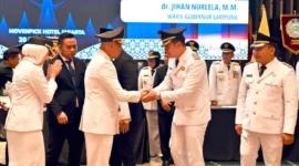 Gubernur Lampung Rahmat Mirzani Djausal didampingi Wakil Gubernur Lampung Jihan Nurlela  memberikan ucapan selamat kepada Bupati Lamsel Radityo Egi Pratama dan Wakil M. Syaiful Anwar usai i acara serah terima jabatan
(dok Diskominfo Pemkab lamsel)