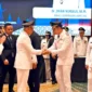Gubernur Lampung Rahmat Mirzani Djausal didampingi Wakil Gubernur Lampung Jihan Nurlela  memberikan ucapan selamat kepada Bupati Lamsel Radityo Egi Pratama dan Wakil M. Syaiful Anwar usai i acara serah terima jabatan
(dok Diskominfo Pemkab lamsel)