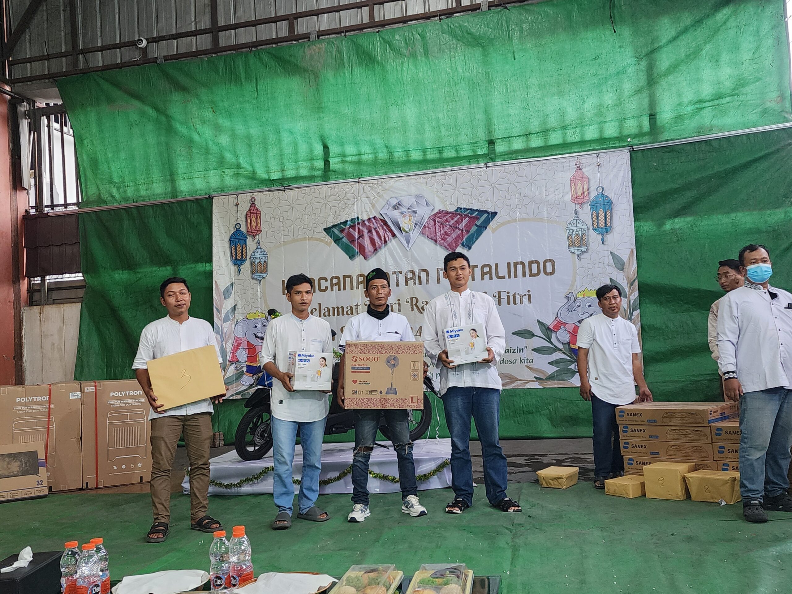 Kariawan yang mendapatkan doorprize hiburan pada acara bukber PT Kim Lampung.