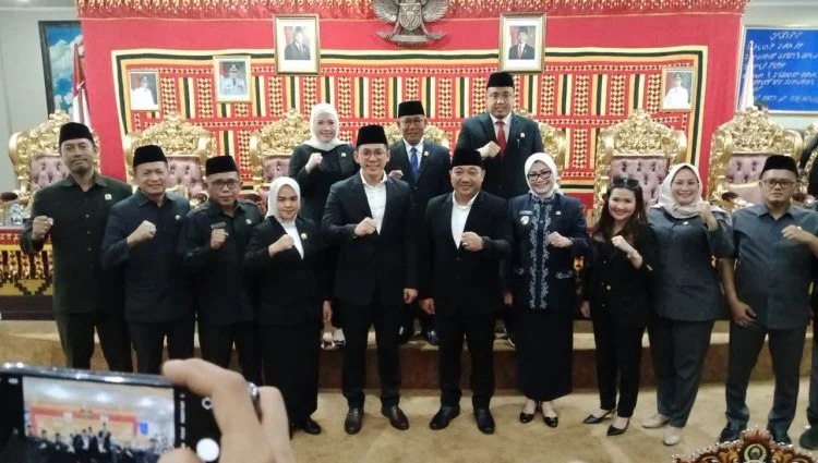 poto bersama usai pengesahan Bupati dan Wakil Bupati lamsel ityo Egi Pratama dan M. Syaiful Anwar, untuk masa jabatan 2025-2030, (ist)