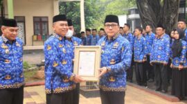 Walikota Metro, Wahdi Siradjuddin Sertifikat Hak Kekayaan Intelektual (HAKI) atas Kompilasi Ciptaan/Data JAMA-PAI serta Program Komputer MEWS-OBSTETRI (Modifikasi Wahdi) JAMA-PAI yang di serahkan Sekretaris Daerah Kota Metro, Ir. Bangkit (dok Humas Kota metro).