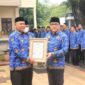 Walikota Metro, Wahdi Siradjuddin Sertifikat Hak Kekayaan Intelektual (HAKI) atas Kompilasi Ciptaan/Data JAMA-PAI serta Program Komputer MEWS-OBSTETRI (Modifikasi Wahdi) JAMA-PAI yang di serahkan Sekretaris Daerah Kota Metro, Ir. Bangkit (dok Humas Kota metro).