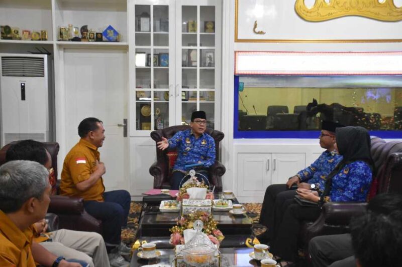DPD IWO kota Metro saat audiensi dengan Walikota Metro Wahdi Siradjuddin, (dok Humas pemkot Metro).
