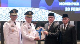 Usai di Lantik Walikota Metro Bambang Iman Santoso dan Wakilnya langsung lakukan sertijab dengan Walikota sebelumbya (dok Humas pemkot Metro).