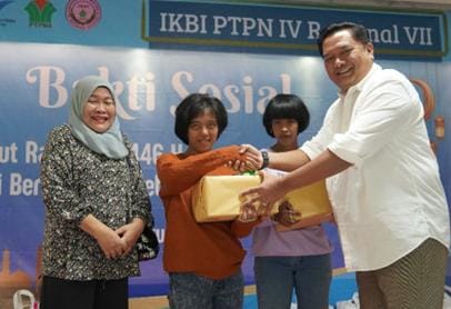 Management PTPN VII menyerahakan paket sembako untuk Yayasan Disabilitas Dharma Sari 
(Dok PTPN VII).