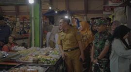 Asissten II Bidang Perekonomian dan Pembangunan Kota Metro, Yeri Ehwan saat Monitoring harga Jepang ramadhan ( Dok Diskominfo Pemkot Meyro).