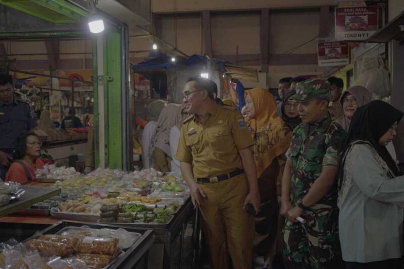Asissten II Bidang Perekonomian dan Pembangunan Kota Metro, Yeri Ehwan saat Monitoring harga Jepang ramadhan ( Dok Diskominfo Pemkot Meyro).