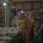 Asissten II Bidang Perekonomian dan Pembangunan Kota Metro, Yeri Ehwan saat Monitoring harga Jepang ramadhan ( Dok Diskominfo Pemkot Meyro).