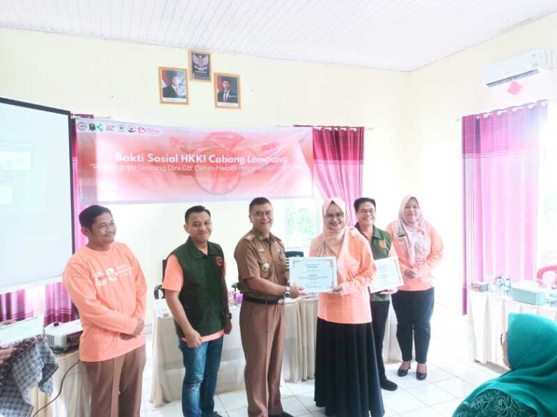 Sekretaris Daerah (Sekda) Kota Metro,  Bangkit Haryo Utomo memberikan pengajaran di acara bakti sosial yang diselenggarakan oleh Himpunan Kimia Klinik Indonesia 