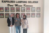 Poto: Rudi Suhaimi bersama Gamelli Rahil, penasihat hukum dan Dila Nabila di Mapolres Lamsel ( poto Ist).