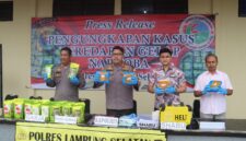 Poto: Kapolres Lampung Selatan, AKBP Yusriandi Yusrin dan jajaran menunjukan barang bukti penyelundupan narkotika jenis ganja seberat 4.000 gram (4 kg) di pintu masuk Pelabuhan Bakau Heni 
(dok Humas Polres Lamsel).