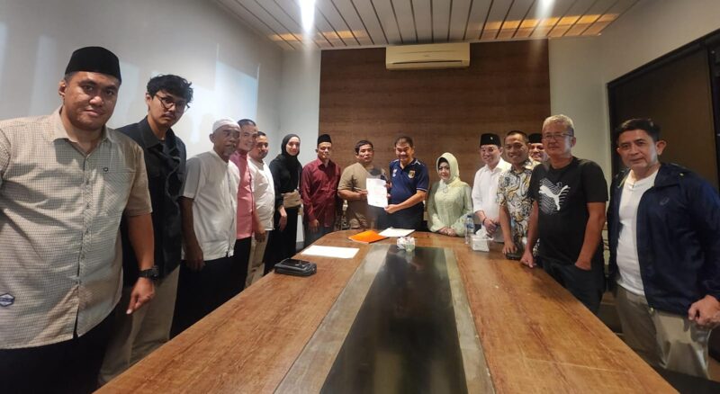 Kerua Harian KONI Amalsyah Tarmizi Menyerahkan kembali  usulan Mosi Oleh sejumlah Cabor kepada Khairil Anas Siregar dari Cabor Muaythai (poto Lim)..