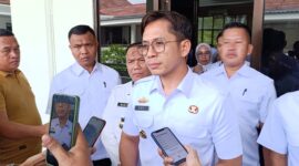 Bupati Lampung Selatan Radityo Egi Pratama tengah diwawancara awak media, Rabu, 19 Maret 2025. 