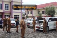 Plt Kadinkes Lamsel Hari Surya Wijaya saat mengecek kondisi kendaraan ambulans yg disiapkan Jelang Arus Mudik Lebaran ( poto ist).