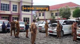 Plt Kadinkes Lamsel Hari Surya Wijaya saat mengecek kondisi kendaraan ambulans yg disiapkan Jelang Arus Mudik Lebaran ( poto ist).