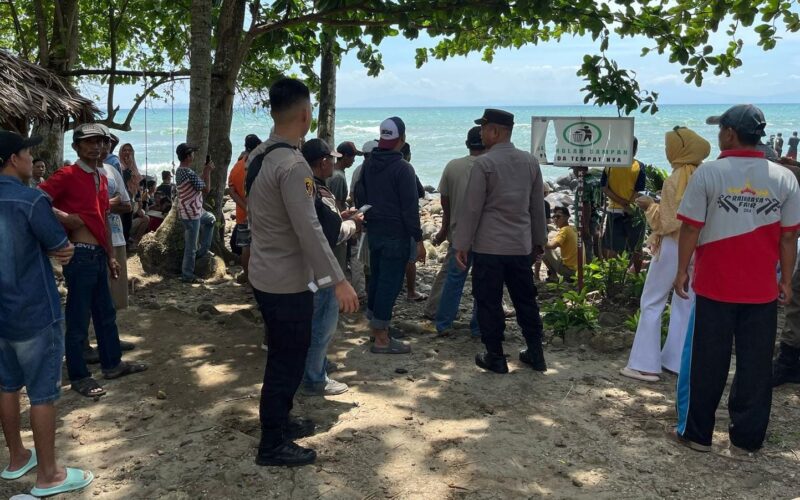 Aparat Kepolisan bersama masyarakat, membantu para korban tenggelam di pantai pantai titian desa.Betung kec.Rajabasa Kabupaten Lampung Selatan ( istimewa).