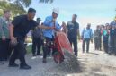 Bupati Lampung Selatan Radityo Egi Pratama tengah mencurahkan pecahan batu sebagai tanda groundbreaking perbaikan ruas jalan simpang pajar hingga exsit tol Kalianda, Jumat, 14 Maret 2025. Foto:Juwantoro