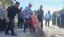 Bupati Lampung Selatan Radityo Egi Pratama tengah mencurahkan pecahan batu sebagai tanda groundbreaking perbaikan ruas jalan simpang pajar hingga exsit tol Kalianda, Jumat, 14 Maret 2025. Foto:Juwantoro