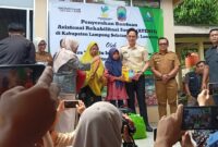 Bupati Lampung Selatan Radityo Egi Pratama serahkan bantuan Atensi Kemensos RI kepada masyarakat Lamsel, Selasa, 18 Maret 2025. Foto.Juwantoro