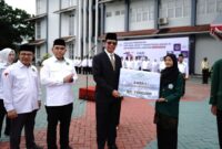 Rektor Prof Wan beri penghargaan kepada perwakilan mahasiswa berprestasi UIN RIL