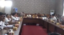 Poto: Pegawai Honorer yang terdiri dari teknisi, pegawai kesehatan dan guru melakukan dialog  dengan DPRD Lampung Selatan (ist)