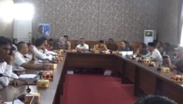 Poto: Pegawai Honorer yang terdiri dari teknisi, pegawai kesehatan dan guru melakukan dialog  dengan DPRD Lampung Selatan (ist)