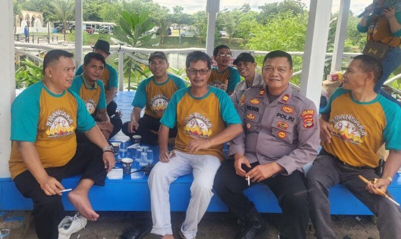 Kapolsek Kalianda Iptu Sulyadi menyempatkan untuk beramah tamah dengan pengujung saat meninjau objek wisata pantai kedu Warna Kalianda Lampung Selatan ( poto Lim).