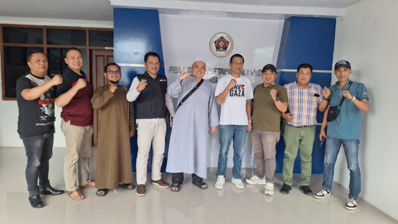 Poto bersama ketua dan pengurus PWI Lampunh saat silaturahmi Aliansi Lampung Bersama Palestina yang diinisiasi oleh Firmansyah Alfian di Balai Wartawan Solfian Ahmad. ( dok Pwi Lampung)