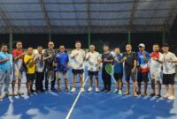 Bupati Lamsel, bersama Dandim Poto bersama Tim Club Tenis Kaliamda, usai berlatih Tenis di Lapangan Indoor Kalianda (poto Lim Pranata)